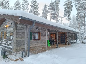 Kuva kelomökistä ulkoa